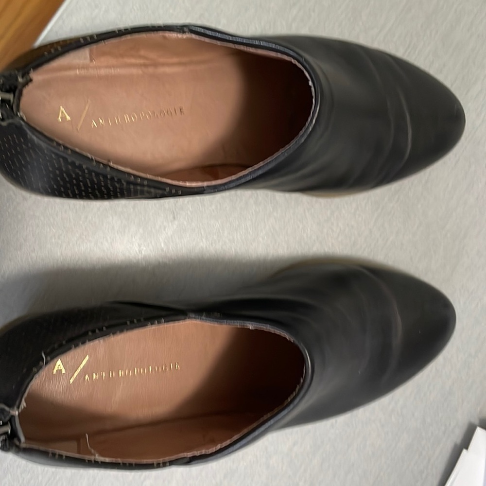 Black booties w! Zipper in back
